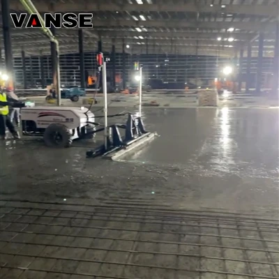 במה שונה תהליך הבנייה של ריצוף בטון עם רשת פלדה שכבה כפולה מזה של רשת פלדה בש...